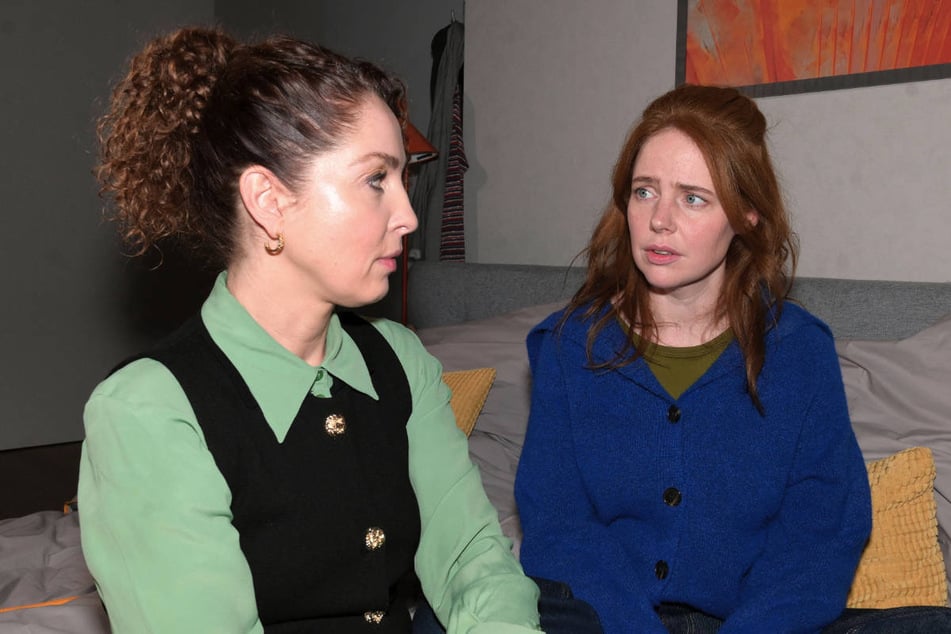 Toni (r.) ist tief enttäuscht, als sie erfährt, dass ihre Mutter Eriks Affäre vor ihr geheimgehalten hat.