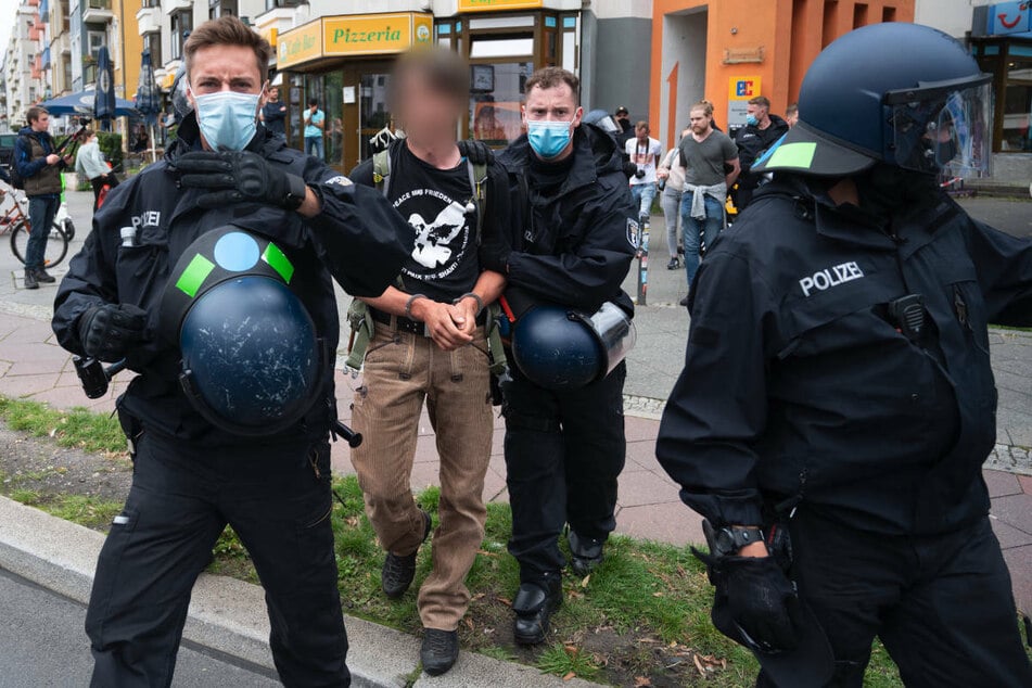 In Berlin ist es in diesem Jahr, wie hier im August, bei verbotenen Demonstrationen immer wieder zu Zusammenstößen und Festnahmen mit und von Corona-Skeptikern gekommen.