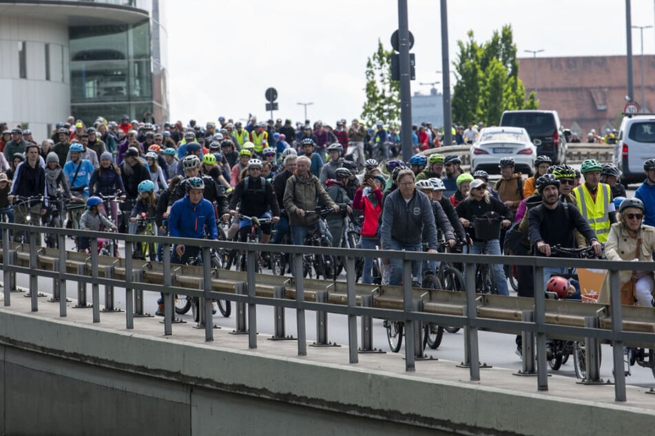 Rollende Demo in München: Mehrere Tausend Teilnehmer fuhren an der Donnersberger Brücke über den mittleren Ring.