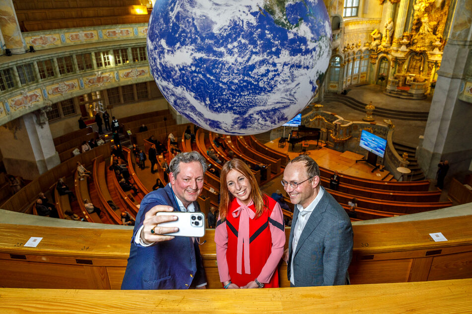Der Mediziner, die Meteorologin und Umweltminister Wolfram Günther (49, Grüne) nutzten die Gelegenheit, um ein gemeinsames Selfie mit "Gaia" zu machen.