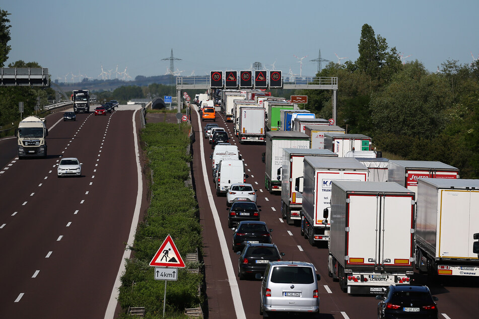 Lastwagen dürfen in NRW bis zum 18. Januar auch an Sonn- und Feiertagen fahren (Archivbild).