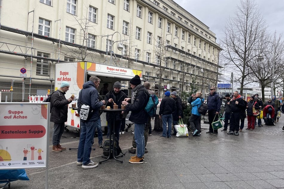 Dieser spezielle Bus gibt bis zum 31. Januar täglich gratis Suppen aus.