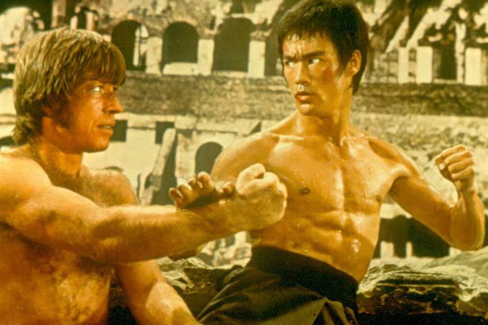 Norris (l.) verband eine enge Freundschaft mit Bruce Lee - beide standen unter anderem für "Die Todeskralle schlägt wieder zu" gemeinsam vor der Kamera.