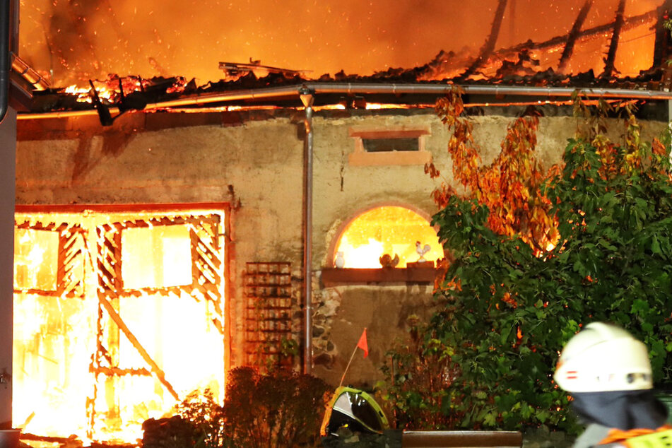 Scheune brennt lichterloh: Groß-Einsatz der Feuerwehr bei Darmstadt