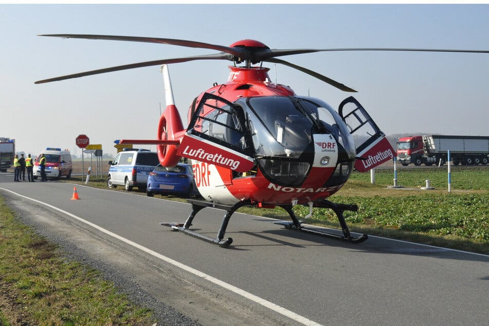 Ein Rettungshelikopter brachte die Verletzten ins Krankenhaus.