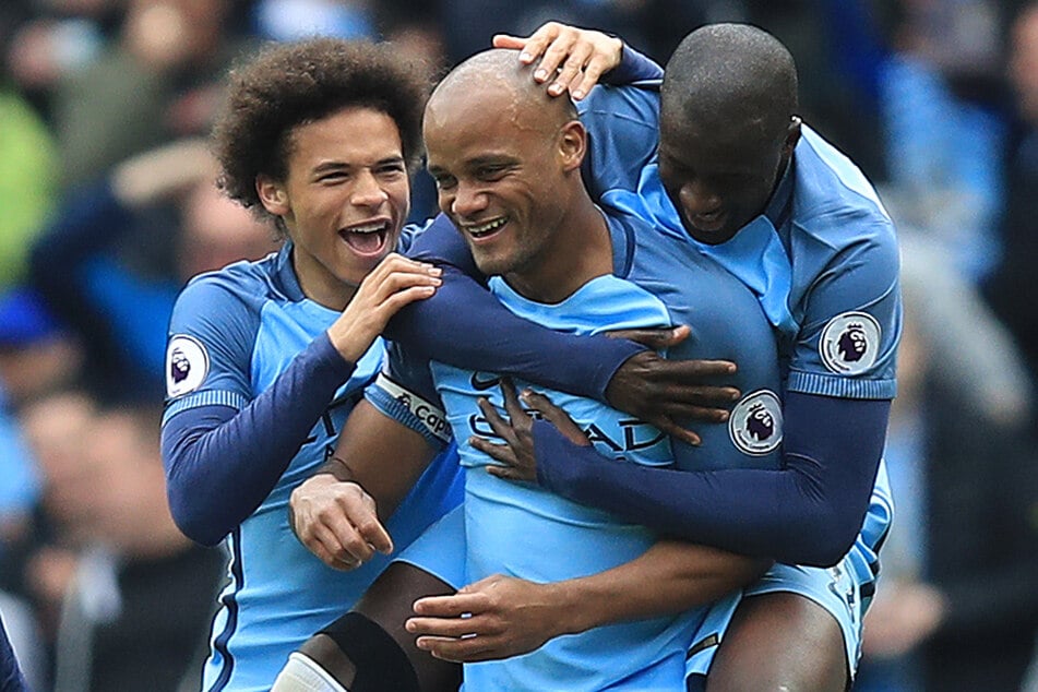 Leroy Sané (28, l.) und Vincent Kompany (38, M.) spielten 2017 gemeinsam für Manchester City.