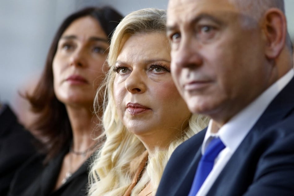 Sara Netanyahu (c.), the wife of Israeli Prime Minister Benjamin Netanyahu (r.), is facing a criminal investigation into her alleged tampering in her husband's corruption trial.