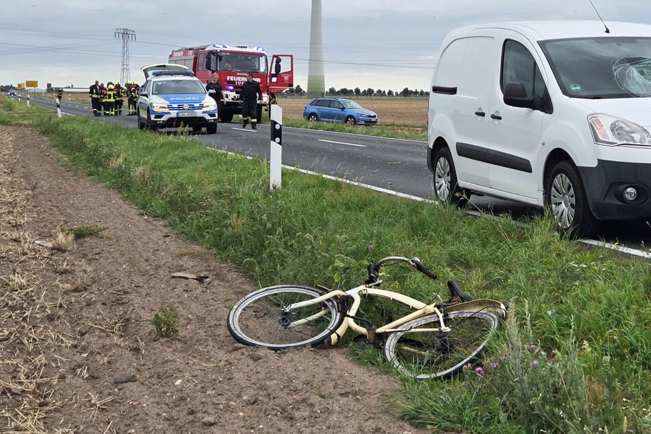 Der Radfahrer wurde von dem Auto erfasst.