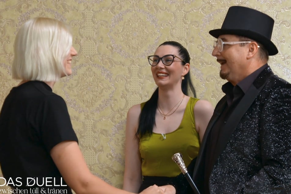 Linda (29, l.) muss schmunzeln, als sie Uwe Herrmann (62) in seinem "Harry Potter"-Outfit erblickt.