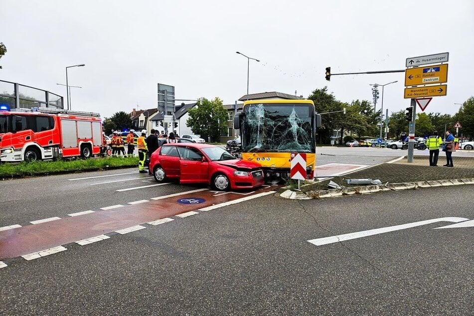 Der Bus überfuhr eine Verkehrsinsel.