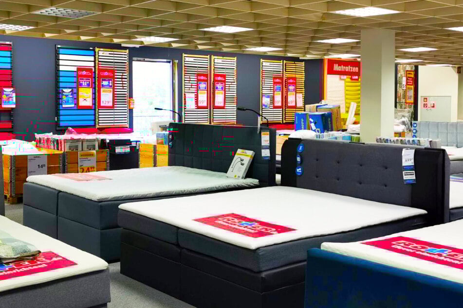 Wer beim Möbelkauf sparen möchte, findet beim Abverkauf bei ROLLER in Villingen-Schwenningen 70 Prozent Rabatt¹ auf das Sortiment.