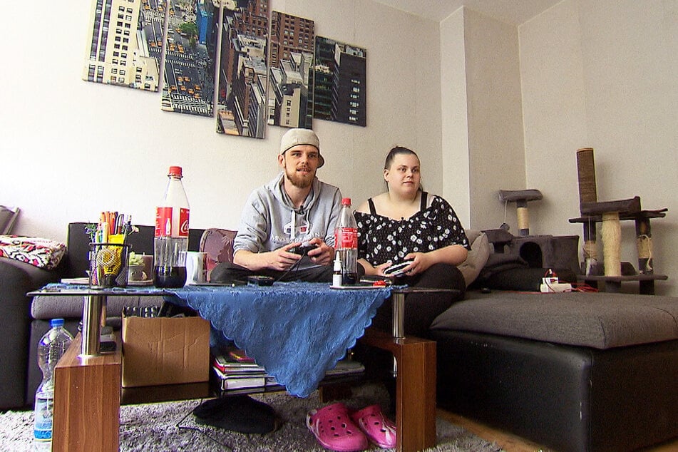 Die arbeitslosen Nico (29) und Jenny (23) zocken gern in ihrer Wohnung.