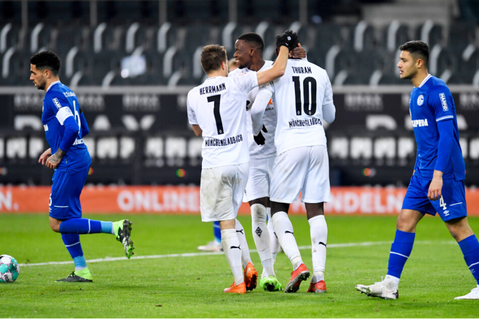 Während die Fohlen jubeln durften, hingen die Köpfe bei Schalke nach unten.