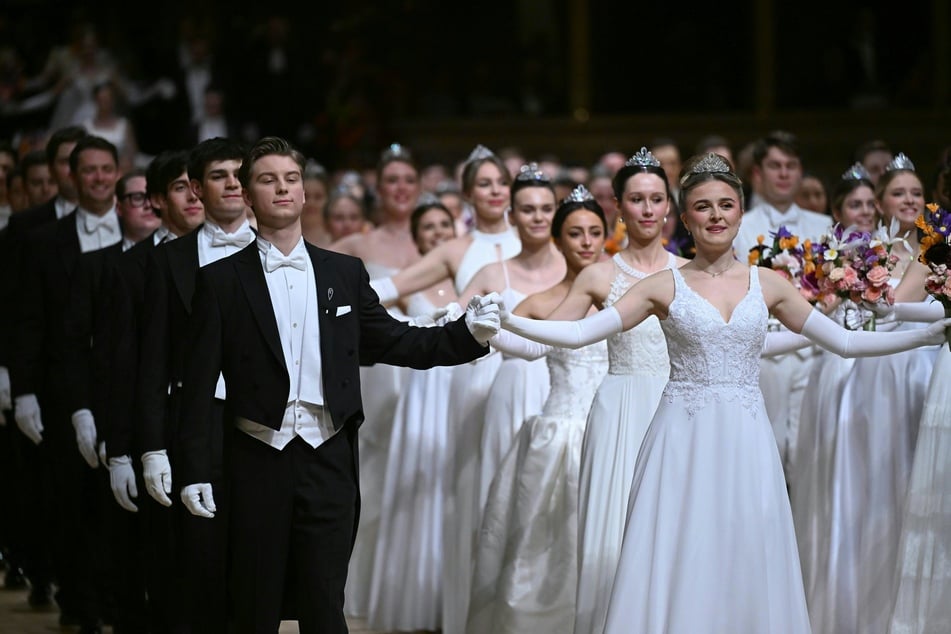 320 junge Debütantinnen und Debütanten zogen mit sommerlichen Blumensträußen feierlich auf dem Tanzparkett der Wiener Staatsoper ein.