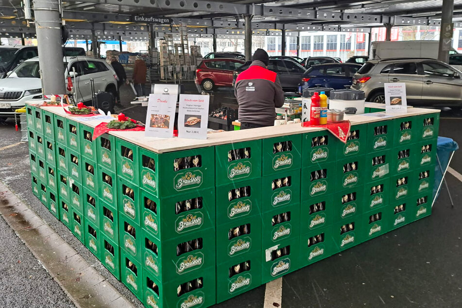 Die Mitarbeiter des Selgros in Chemnitz grillen für Euch und zaubern leckere Getränke.