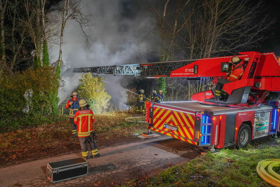 Mit einer langen Drehleiter tasteten sich die Einsatzkräfte behutsam an den Brandherd heran.