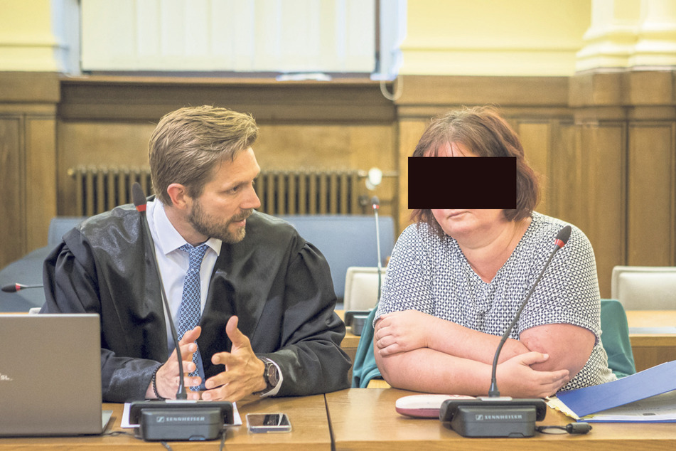 Kündigten eine Erklärung an: die suspendierte Polizeibeamtin Anke S. (47) mit ihrem neuen Verteidiger Erik Bergmüller.