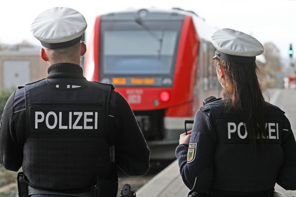 Eine Zwölfjährige hat sich alleine in den Zug gesetzt und ist 400 Kilometer gefahren, bis sie von der Polizei gestoppt wurde. (Symbolbild)