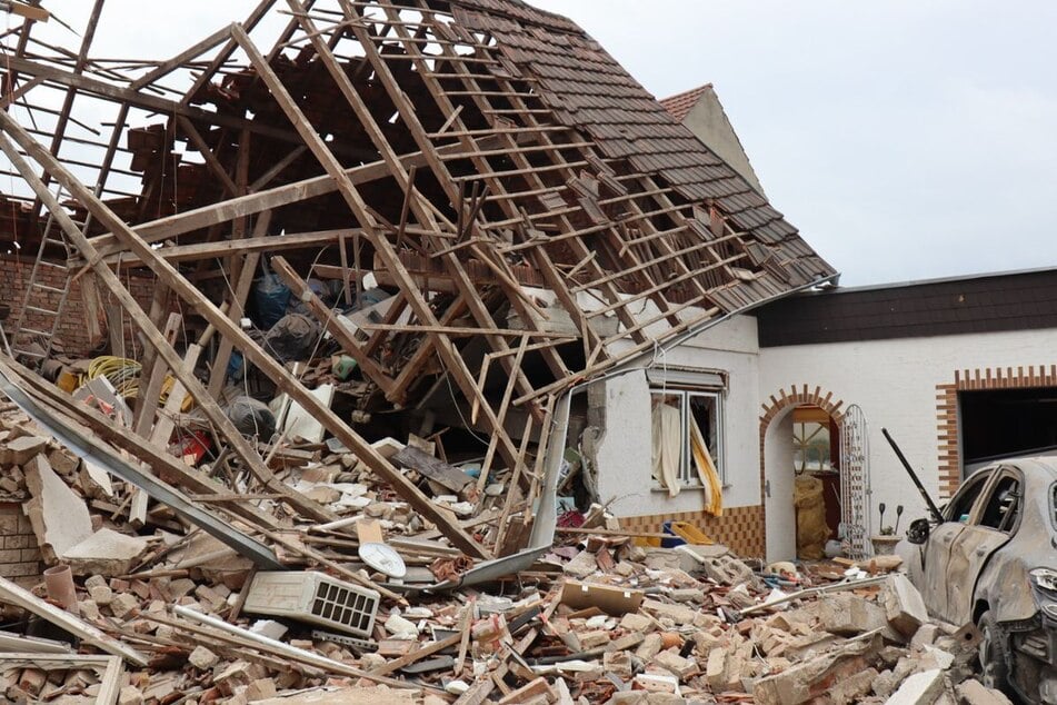 Das Wohnhaus stürzte am Montag zu großen Teilen ein.
