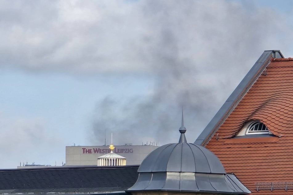 Eine Rauchwolke über dem Leipziger Zentrum war am Dienstagvormittag sichtbar.