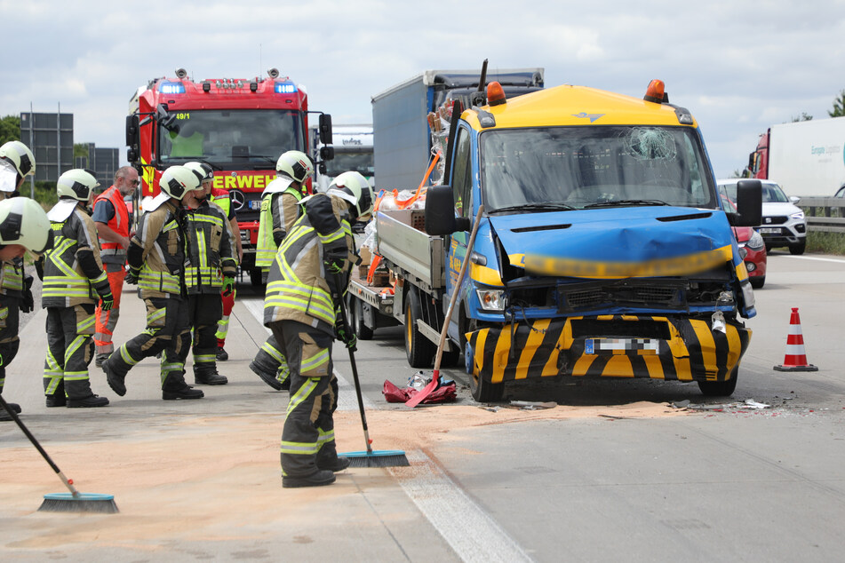 Die Feuerwehr kümmerte sich um auslaufende Betriebsstoffe, derweil wurde der Fahrer medizinisch versorgt. Er verletzte sich leicht bei dem Unfall.