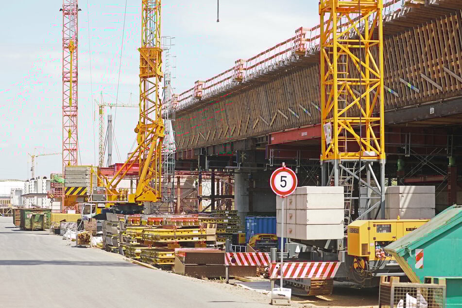 Nach einem Medienbericht verzögert sich der Neubau der Leverkusener Rheinbrücke erneut. Das komplizierte Ausschreibungsverfahren zieht sich in die Länge (Archivbild).