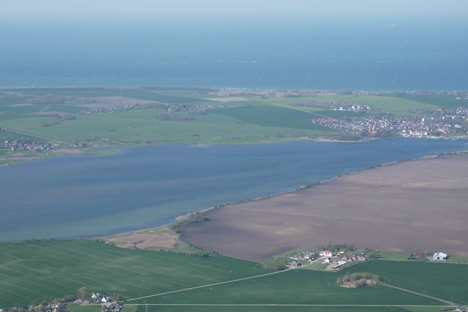 Luftaufnahmen zeigen den Ort, an dem der Buckelwal aktuell liegt. Er befindet sich am Übergang des Kirchsees zur Wismarbucht.