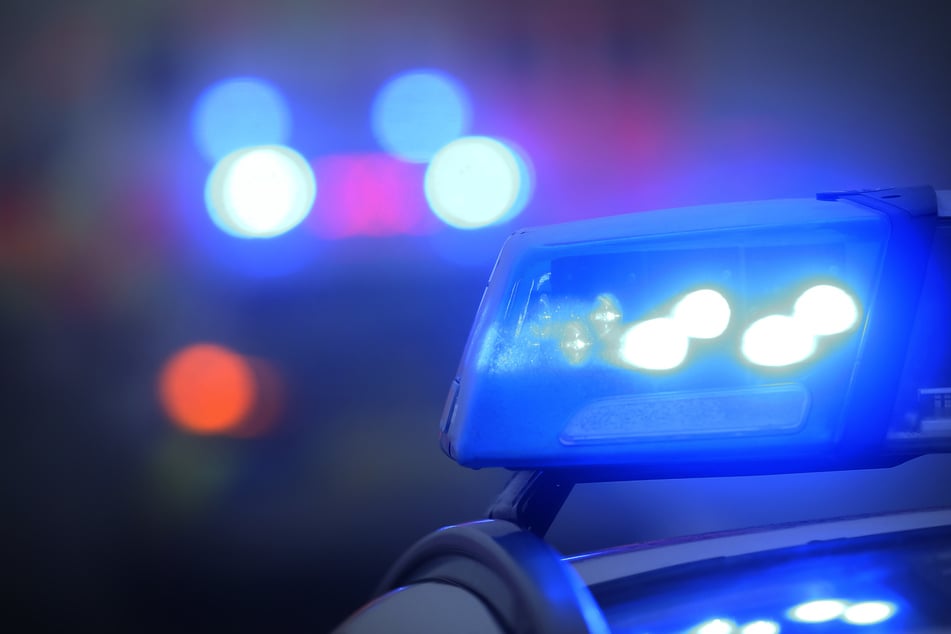 Audi kracht in Bushaltestelle: Drei Menschen teils schwer verletzt