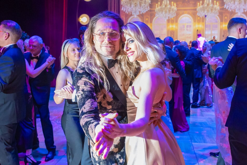 Im dezenten Partnerlook schwangen Nico Schwanz (47) und seine Verlobte Victoria Schuler das Tanzbein.