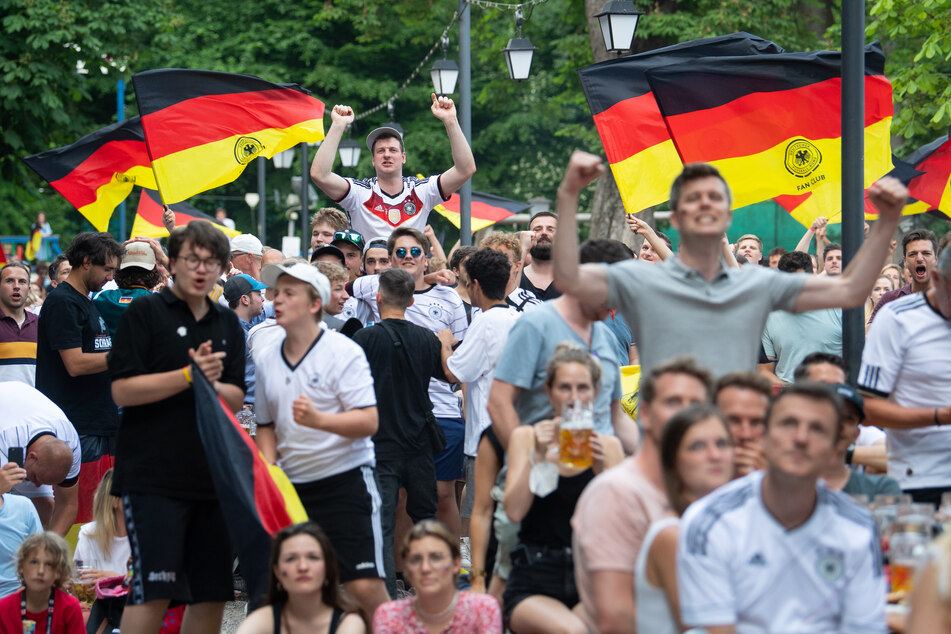 Die Münchner Biergärten waren während des EM-Spiels Portugal-Deutschland am Samstag gut gefüllt.