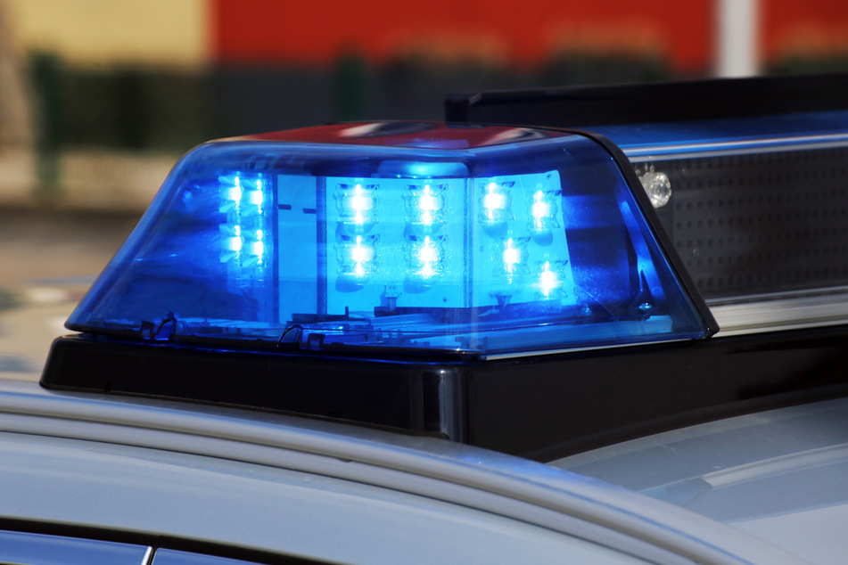 Bei einem Tankstellen-Überfall ist ein 29-Jähriger lebensgefährlich verletzt worden. Die Kriminalpolizei fahndet nach den Tätern. (Symbolbild)