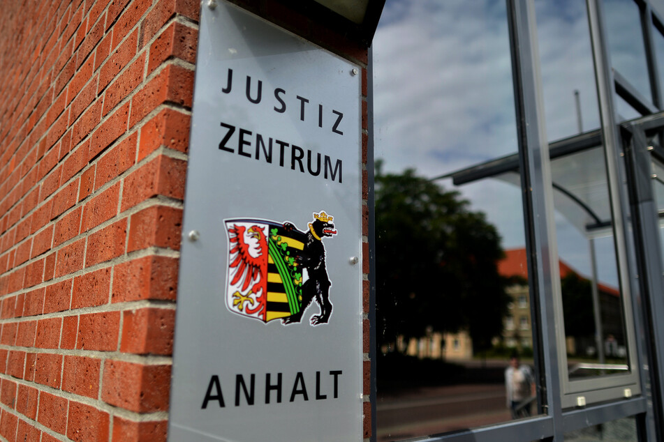 Ein Mann wurde in seiner eigenen Wohnung von drei Männern misshandelt. Sie brachten ihn um Bankkarte und Geheimnummer. Jetzt hat das Landgericht Dessau-Roßlau die Strafen verkündet. (Archivbild)