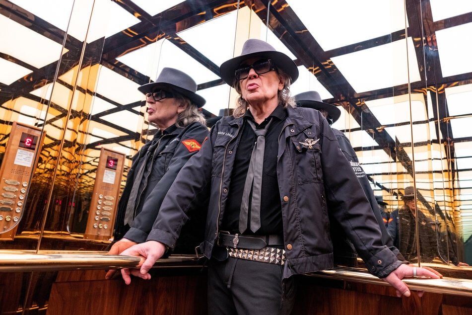 Udo Lindenberg im Fahrstuhl des Hotel Atlantic in Hamburg, wo er sein vielen Jahren lebt. Eine Szene aus dem Film "Udo! Rebell. Rockstar. Ikone.", der am 18. Mai im Ersten ausgestrahlt wird und von Sonntag (10. Mai) an in der ARD-Mediathek abrufbar ist.