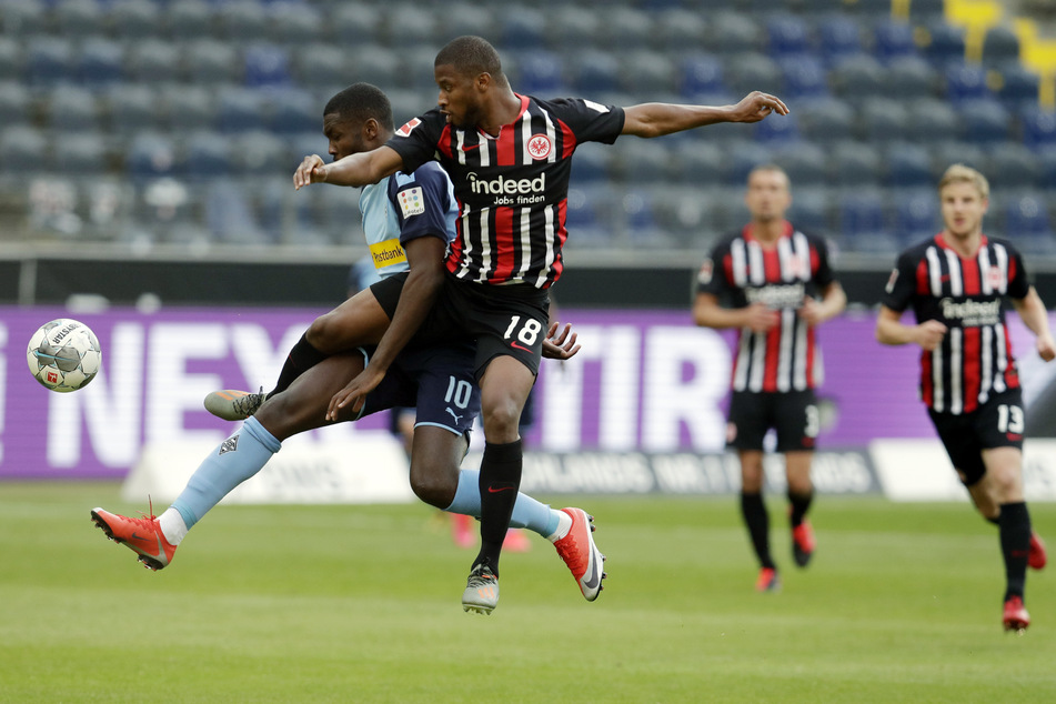Frankfurts Almamy Touré (r.) hatte so seine Probleme mit Galdbachs Marcus Thuram (l.).