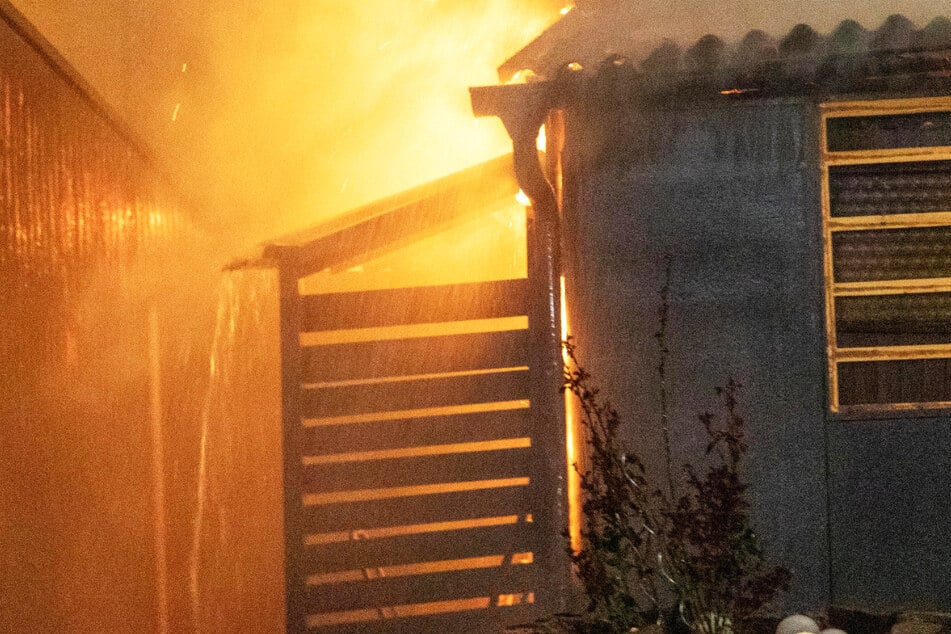 Brand in Hünfeld-Oberrombach am Donnerstagabend: Ein Schuppen wurde ein Raub der Flammen.