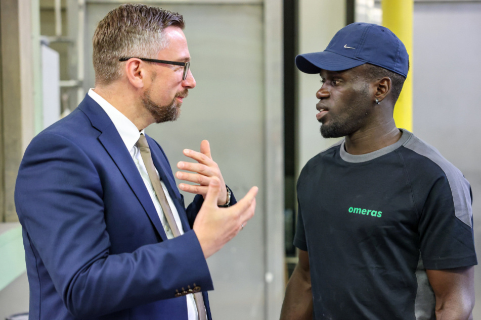 Sachsens Wirtschaftsminister Martin Dulig (l.) mit Abdoulle Bojang aus Gambia bei der omeras GmbH. Dulig plädiert für eine "Hier-bleib-ich Kultur".