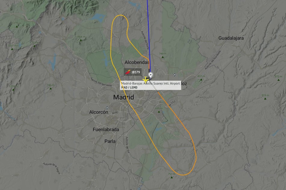 Das Flugzeug kreiste über Madrid und landete wieder am Flughafen Madrid-Barajas.