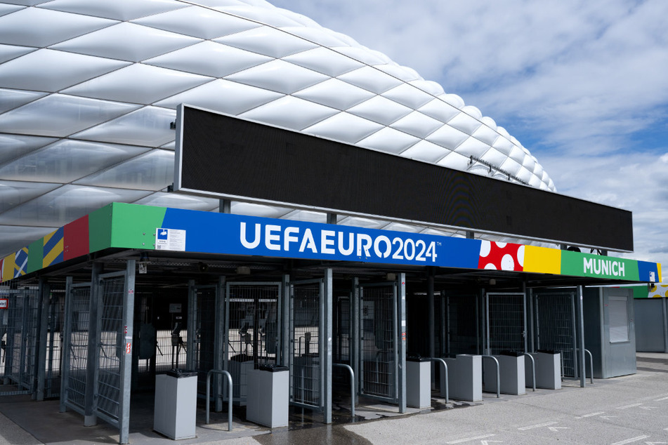 Für die Sicherheit in der – für die EM umbenannten – "Munich Football Arena" ist die UEFA verantwortlich. Außenrum übernimmt der Staat.