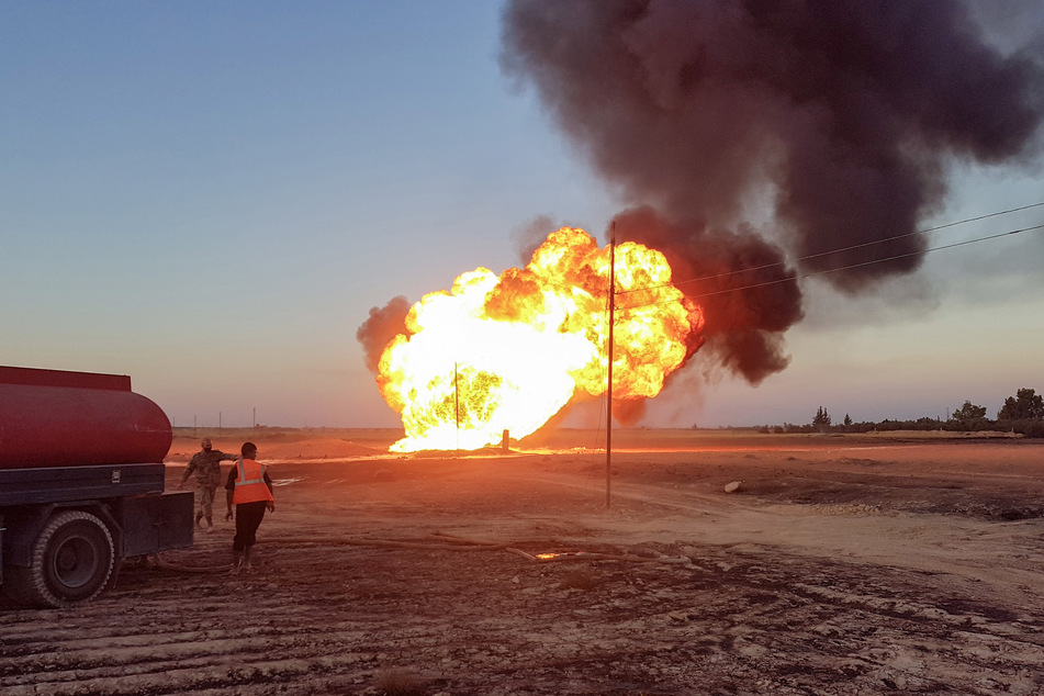Flammen steigen aus der explodierten Gas-Pipeline auf.