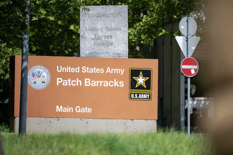 Stuttgart: Ein Schild weist auf den Eingang der Patch Barracks der United States Army sowie auf das Hauptquartier der US-Streitkräfte in Europa hin.