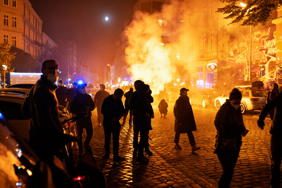 Mit Bengalos und Böllern wurde in Hamburg demonstriert - und zwar für ein Wagencamp in Berlin.