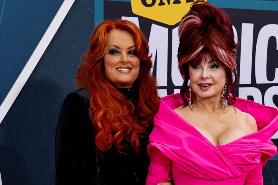 Naomi Judd (r.) and her daughter Wynonna at the CMT Music Awards on April 11.