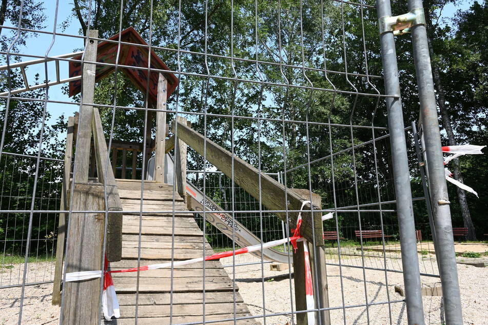 Hier wird diesen Sommer niemand klettern: Der Spielplatz in Schönau ist komplett gesperrt.