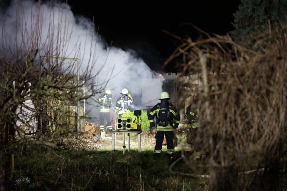 In der Oststraße stand am Samstagabend eine Gartenlaube in Flammen.