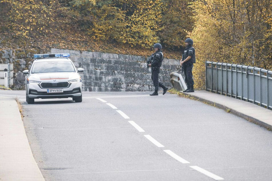 Nach dem Amoklauf in Österreich läuft die Suche nach Täter auf Hochtouren.