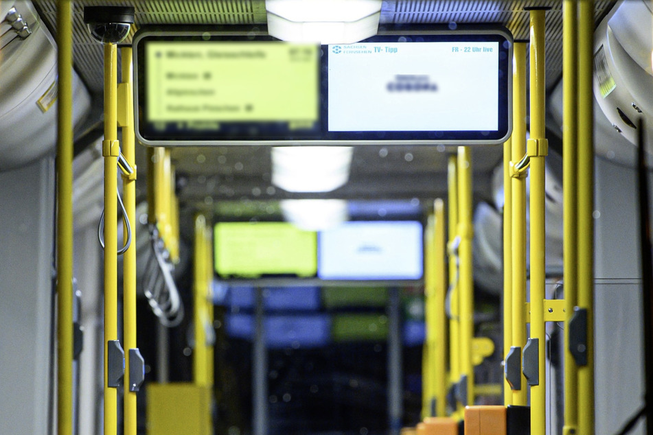 Die beiden Männer riefen rechte Parolen in einer Straßenbahn und beleidigten zwei Frauen, die Kopftücher trugen. (Symbolbild)