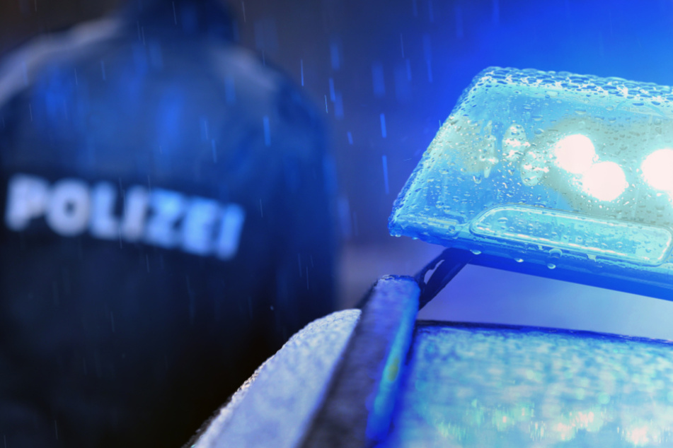 Die Polizei bittet Zeugen um Hinweise zu den Tatverdächtigen. (Symbolbild)