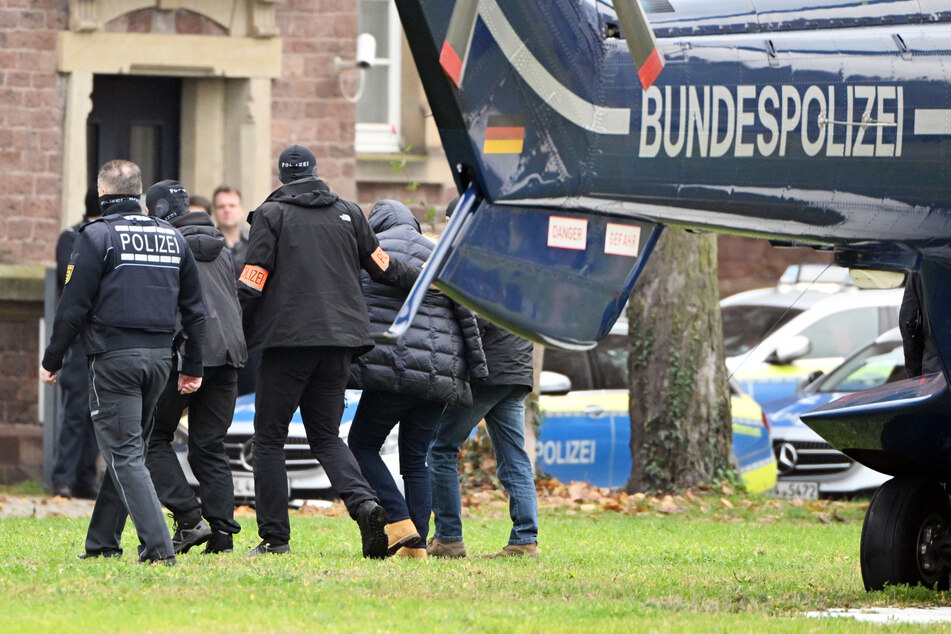 In Karlsruhe wurde ein Verdächtiger (2.v.r.) per Bundespolizei-Hubschrauber transportiert.