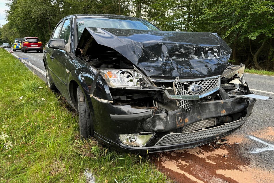 Der Ford bekam bei dem Unfall augenscheinlich etwas mehr ab.