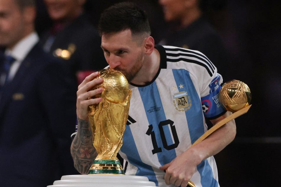 Eine ganz große Karriere bekommt ihr letztes Puzzleteil: Lionel Messi küsst den WM-Pokal.